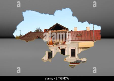 Recentrer d'énormes ruines, épave en Ukraine, la guerre. Maison après attaque russe. L'arrière-plan de la maison a été Maison ukrainienne. La pauvreté. Terrorisme russe. Russe roc Banque D'Images