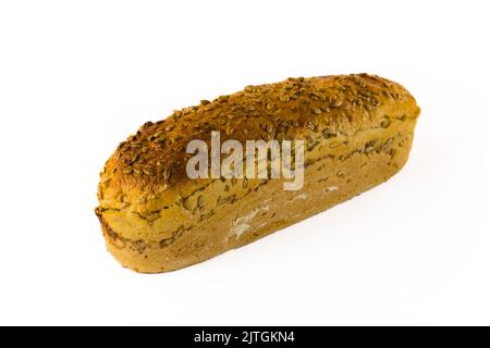 Pain long arrondi de pain de blé entier heathy avec graines de tournesol. Source de fibres et de protéines. Isolé sur fond blanc. Prise de vue en studio. Photo de haute qualité Banque D'Images