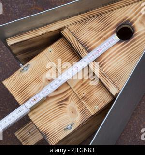 série de boîtes de nid : la hauteur entre le bas de la boîte de nid et le bord inférieur du trou d'entrée doit être d'au moins 17 cm Banque D'Images