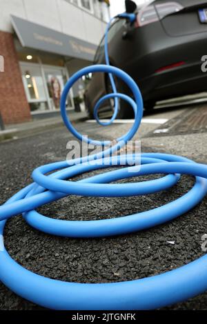 Voiture à une station de charge avec câble bleu, Allemagne, Rhénanie-du-Nord-Westphalie, Cologne Banque D'Images