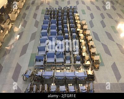 Rangées de chariots à bagages vides d'aéroport, Haneda, Tokyo, Japon Banque D'Images