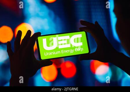 Dans cette illustration, le logo uranium Energy Corporation s'affiche sur l'écran d'un smartphone. Banque D'Images