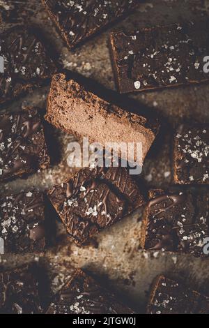 Brownies au chocolat maison, tranchées sur un plateau Banque D'Images