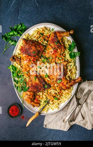 Cuisses de paprikash de poulet sur les nouilles avec persil sur le plateau de service Banque D'Images