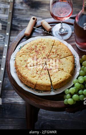 Tortilla de patatas, omelette espagnole avec pommes de terre, cuisine espagnole typique, chaise en bois vintage Banque D'Images