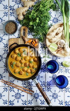 Boulettes de dinde thaï à la sauce au curry rouge à la noix de coco avec gingembre, ail et pâte de curry rouge Banque D'Images
