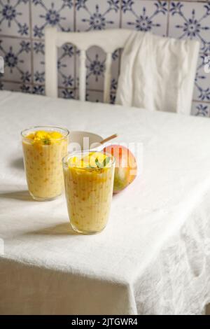 Gâteau de sagou à la noix de coco thaï - pudding au tapioca Banque D'Images