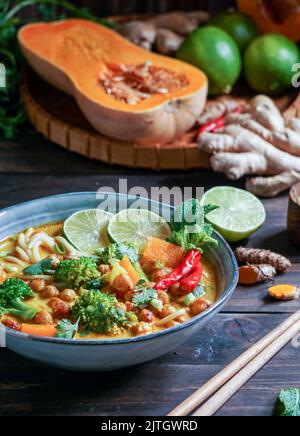 Soupe de nouilles Laksa avec potiron et brocoli, soupe thaï épicée Banque D'Images