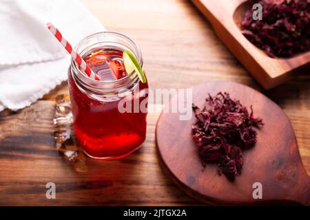 Agua de jamaïque. Thé Ibiscus fait comme une infusion de fleur de roselle (Hibiscus sabdariffa). Peut être consommé à la fois chaud et froid. Boisson très populaire à M Banque D'Images