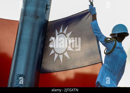 Taipri, Taipei, Taïwan. 31st août 2022. Les gardes d'honneur militaires tiennent une cérémonie de levée du drapeau de Taïwan le matin, sur la place de la liberté à Taipei, à Taïwan, dans le cadre de menaces de plus en plus intenses de la Chine. L'île autonome a connu une augmentation significative des activités de l'APL chinoise près de ses eaux, tout en favorisant ses liens avec les États-Unis, le Royaume-Uni, le Canada, l'Australie, le Japon et des endroits en Europe comme l'Ukraine, la Lituanie et la Slovaquie. (Image de crédit : © Daniel Cing Shou-Yi/ZUMA Press Wire) Banque D'Images