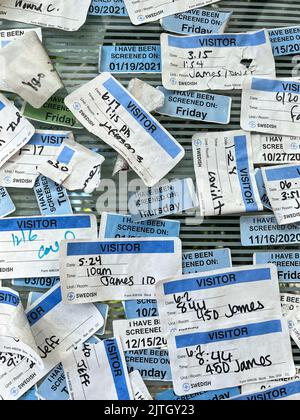 Seattle, États-Unis. 24 août 2022. Autocollants d'étiquettes de nom placés sur un abribus urbain à Seattle. Banque D'Images