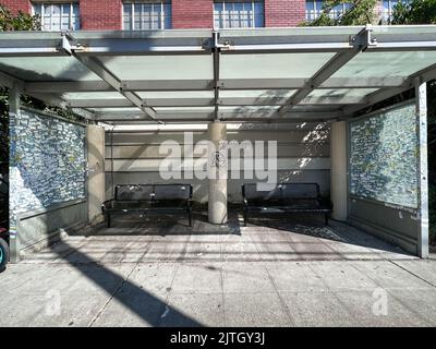 Seattle, États-Unis. 24 août 2022. Autocollants d'étiquettes de nom placés sur un abribus urbain à Seattle. Banque D'Images