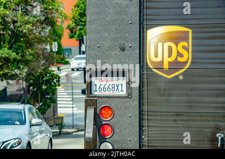 Vue rapprochée du logo à l'arrière d'une unité UPS Delivery CAN à San Francisco, en Californie Banque D'Images