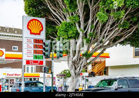 Les prix de l'essence ou de l'essence sont affichés à bord à l'entrée de la piste d'une station-service Shell. Banque D'Images