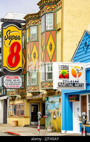 Hôtel Super 8 sur Lombard Street dans le quartier Marina de San Francisco, Californie avec des signes audacieux et colorés à l'extérieur. Banque D'Images