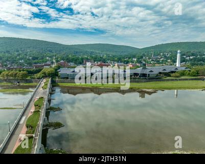 Vue aérienne du centre-ville de Corning avec vue sur Market Street, le musée Rockwell, la verrerie, la rivière Chemung Banque D'Images