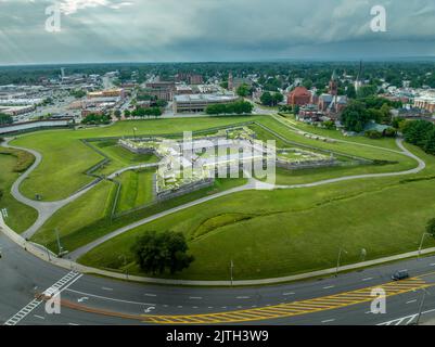 Vue aérienne de la terre reconstruite étoile de bois fort de la guerre d'indépendance Rome New York avec des canons atteignant les trous dans les glacis Banque D'Images