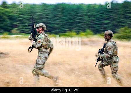 Zone d'entraînement de Stanford, Norfolk, Royaume-Uni. 17th août 2022. Les aviateurs du 423d e Escadron des forces de sécurité avancent dans leur position lors d’un exercice d’entraînement sur le terrain à la zone d’entraînement de Stanford, en Angleterre, en août. 17, 2022. Des instructeurs du Groupe de défense de la base 820th et du Centre d'instruction de préparation au combat au sol de l'escadron 435th des forces de sécurité ont mené l'exercice pour évaluer et renforcer les compétences de préparation au combat des défenseurs de la SFS 423d. Credit: US Air Force/ZUMA Press Wire Service/ZUMAPRESS.com/Alamy Live News Banque D'Images