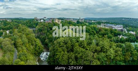 Vue aérienne des chutes d'Ithaca, où se trouve l'Université Ivy League Cornell, à côté des lacs Finger, dans l'État de New York Banque D'Images