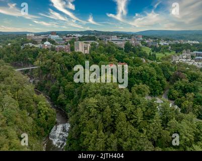 Vue aérienne des chutes d'Ithaca, où se trouve l'Université Ivy League Cornell, à côté des lacs Finger, dans l'État de New York Banque D'Images