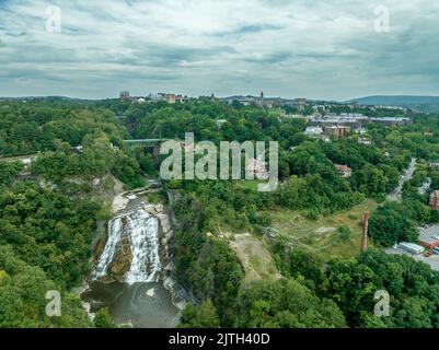 Vue aérienne des chutes d'Ithaca, où se trouve l'Université Ivy League Cornell, à côté des lacs Finger, dans l'État de New York Banque D'Images