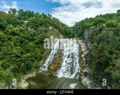 Vue aérienne des chutes d'Ithaca, où se trouve l'Université Ivy League Cornell, à côté des lacs Finger, dans l'État de New York Banque D'Images