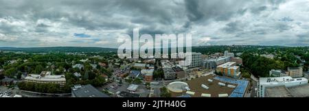 Vue aérienne des chutes d'Ithaca, où se trouve l'Université Ivy League Cornell, à côté des lacs Finger, dans l'État de New York Banque D'Images