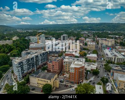 Vue aérienne des chutes d'Ithaca, où se trouve l'Université Ivy League Cornell, à côté des lacs Finger, dans l'État de New York Banque D'Images