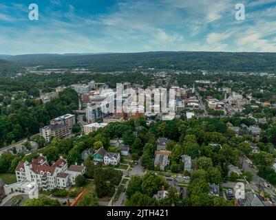 Vue aérienne des chutes d'Ithaca, où se trouve l'Université Ivy League Cornell, à côté des lacs Finger, dans l'État de New York Banque D'Images