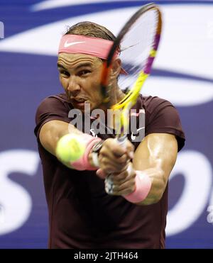 Flushing Meadow, United a déclaré. 30th août 2022. Rafael Nadal d'Espagne retourne un ballon à Rinky Hijikata d'Australie dans le stade Arthur Ashe au premier tour des Championnats de tennis américains 2022 au Centre national de tennis de l'USTA Billie Jean King, mardi, 30 août 2022 à New York. Photo de John Angelillo/UPI crédit: UPI/Alay Live News Banque D'Images