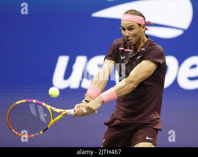 Flushing Meadow, United a déclaré. 30th août 2022. Rafael Nadal d'Espagne retourne un ballon à Rinky Hijikata d'Australie dans le stade Arthur Ashe au premier tour des Championnats de tennis américains 2022 au Centre national de tennis de l'USTA Billie Jean King, mardi, 30 août 2022 à New York. Photo de John Angelillo/UPI crédit: UPI/Alay Live News Banque D'Images