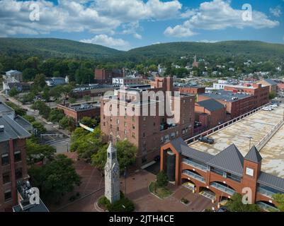 Vue aérienne du centre-ville de Corning Market Street avec des bâtiments à façade en briques à côté de l'usine de verre Banque D'Images