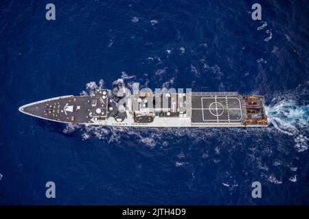 30 juillet 2022 - Océan Pacifique - Cutter de la classe Légende de la Garde côtière des États-Unis le midgett (LMSM 757) de l'USCGC transite dans l'océan Pacifique pendant la bordure du Pacifique (RIMPAC) 2022. Vingt-six nations, 38 navires, trois sous-marins, plus de 170 avions et 25 000 membres du personnel participent au programme RIMPAC de 29 juin à août. 4 dans et autour des îles hawaïennes et de la Californie du Sud. Le plus grand exercice maritime international au monde, RIMPAC offre une occasion unique de formation tout en favorisant et en maintenant des relations de coopération entre les participants essentielles à la sécurité des voies maritimes et de la sécurité Banque D'Images