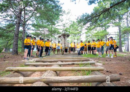 Fort Jackson, Caroline du Sud, États-Unis. 4th août 2022. Sergent d'état-major Michael Vork, un sergent d'exercice affecté au 3rd Bataillon, 60th Infantry Regiment, montre comment naviguer dans un obstacle sur le cours Fit to Win II août. 4. Vork a escorté 38 cadets du corps d'instruction des officiers de la Réserve junior de la Marine de l'école secondaire de South Aiken, S.C., en traversant l'installation pour leur montrer comment fort Jackson transforme les civils en soldats. Credit: U.S. Navy/ZUMA Press Wire Service/ZUMAPRESS.com/Alamy Live News Banque D'Images