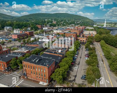 Vue aérienne du centre-ville de Corning Market Street avec des bâtiments à façade en briques à côté de l'usine de verre Banque D'Images