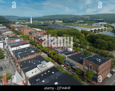 Vue aérienne du centre-ville de Corning Market Street avec des bâtiments à façade en briques à côté de l'usine de verre Banque D'Images