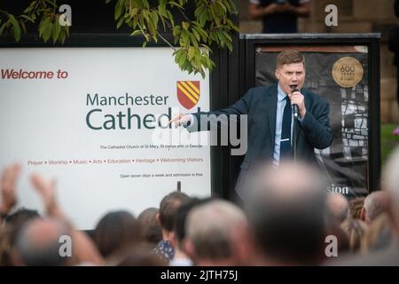 Manchester, Royaume-Uni. 30th août 2022. Eddie Dempsey de RMT s'adresse à la foule à l'extérieur de la cathédrale en raison de milliers de personnes se présentant à l'événement complet de mouvement de campagne, assez est suffisant. Les leaders de foi et les syndicats se sont rassemblés pour réunir un soutien pour faire face à la crise du coût de la vie en exigeant une augmentation réelle des salaires, en réduisant les factures d'énergie et en taxant les riches. Crédit : SOPA Images Limited/Alamy Live News Banque D'Images