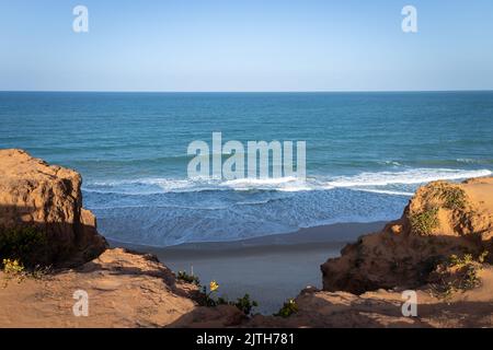 Belle vue sur la plage de Madeiro à Pipa. Falaises sur la rive de la mer. Banque D'Images