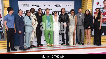 Logan Lerman, Masi Oka, Hiroyuki Sanada, Brian Tiree Henry, Bad Bunny, Brad Pitt, Joey King, Aaron Taylor-Johnson, Zazie Beetz, David Leitch, Kelly McCormick et Andrea Munoz arrivent à la première à Los Angeles de « Bullet train » qui s'est tenue au Regency Village Theatre de Westwood, en Californie, sur 1 août 2022. © OConnor / AFF-USA.com Banque D'Images