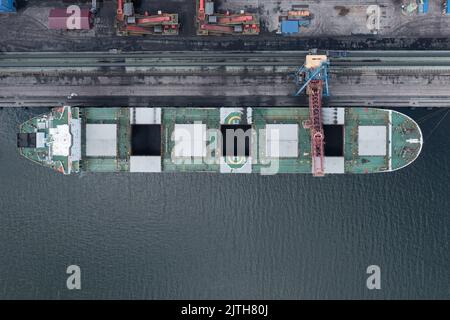 Nakhodka, Russie - 8 août 2022: Les navires de mer sont chargés à un amarrage. Banque D'Images