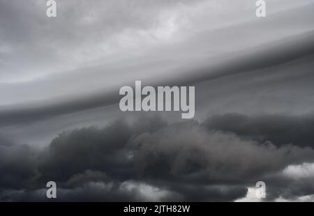 Arcus nuage roulant dans la tempête, Cumulonimbus formations de nuages sur le ciel tropical , Nimbus en mouvement , Résumé arrière-plan du phénomène naturel Banque D'Images