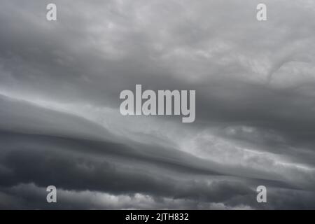 Arcus nuage roulant dans la tempête, Cumulonimbus formations de nuages sur le ciel tropical , Nimbus en mouvement , Résumé arrière-plan du phénomène naturel Banque D'Images
