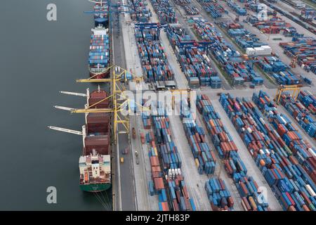 Nakhodka, Russie - 5 août 2022: Piles de conteneurs et de navires de mer dans le port, la vue de dessus. Banque D'Images