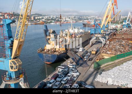 Vladivostok, Russie - 24 juin 2022 : déchargement de voitures d'un navire amarré. Banque D'Images