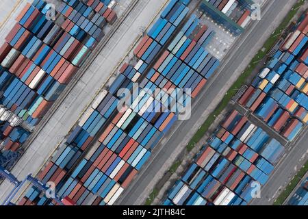 Nakhodka, Russie - 5 août 2022 : piles de conteneurs sur le terminal des conteneurs, vue de dessus. Banque D'Images