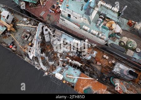 Vladivostok, Russie - 23 juillet 2022 : le navire de pêche brûlé sur un amarrage avec un autre navire. Banque D'Images