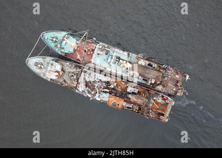 Vladivostok, Russie - 23 juillet 2022 : le navire de pêche brûlé sur un amarrage avec un autre navire. Banque D'Images