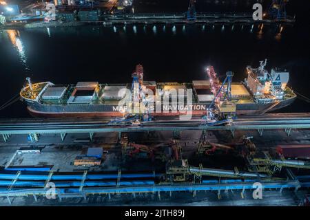 Nakhodka, Russie - 8 août 2022: Les navires de mer sont chargés à un amarrage la nuit. Banque D'Images