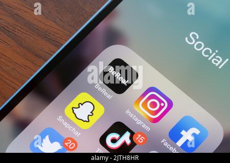 Diverses applications de médias sociaux sont visibles sur un iPhone, y compris BeReal, Instagram, Facebook, Snapchat et TikTok. Banque D'Images