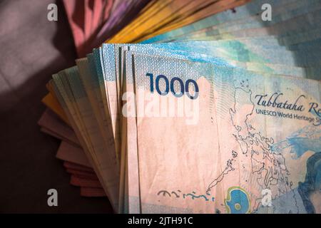 Billets de peso philippins, 50, 100, 500 et 1000 pesos, argent comptant fiat papiers. Concept économique et financier, dénominations monétaires Banque D'Images
